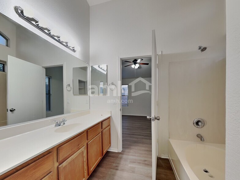 Building Photo - 12613 W Reade Ave