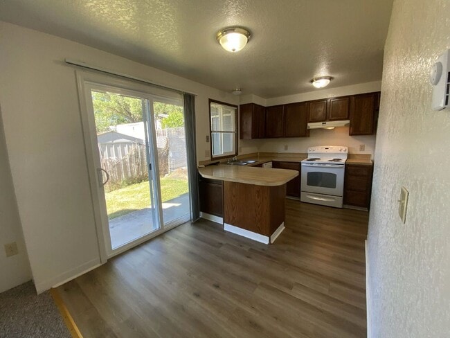 Building Photo - 152 NE Atkinson Ct