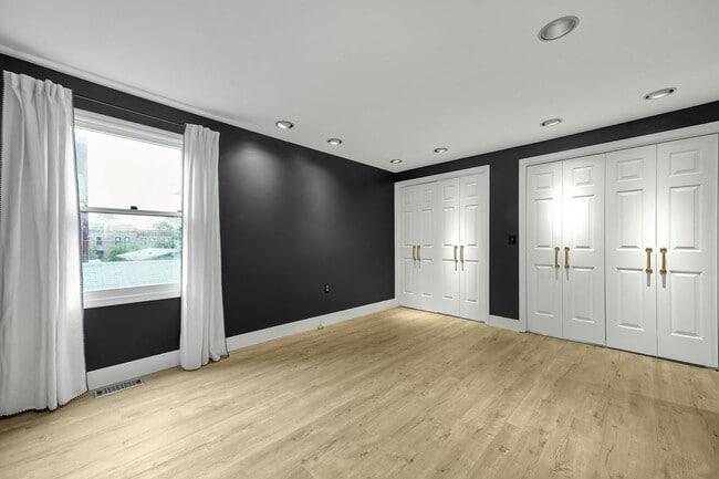 Building Photo - 3 Bedroom Luxury Condo