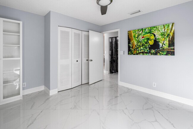 Building Photo - 3068 S Oakland Forest Dr