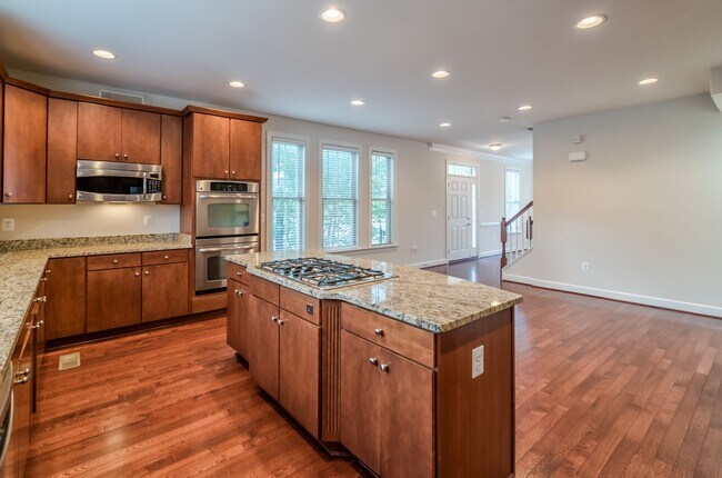 Building Photo - Gorgeous And Upgraded 2 Bedroom 3.5 Bathroom End Unit Townhome In Popular Shirlington Crest