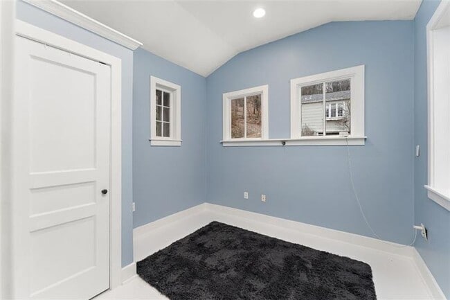 Building Photo - 732 Orchard Terrace