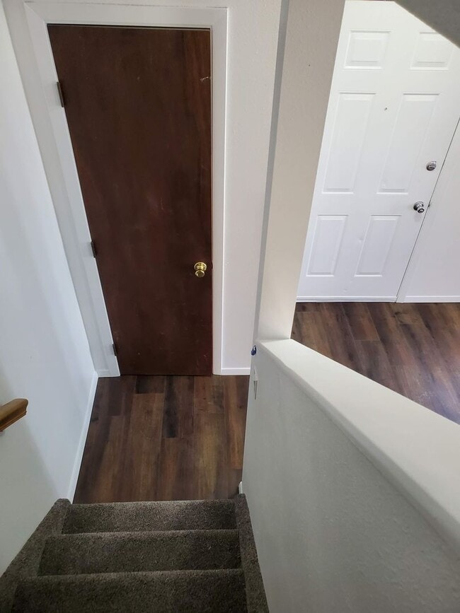 Building Photo - Townhome (end unit) with 2 bedrooms, 1.5 bath