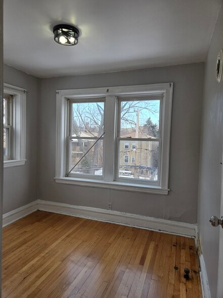 Building Photo - 6433 N Hamilton Ave