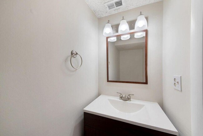 Building Photo - 2206 NW 39th Ave