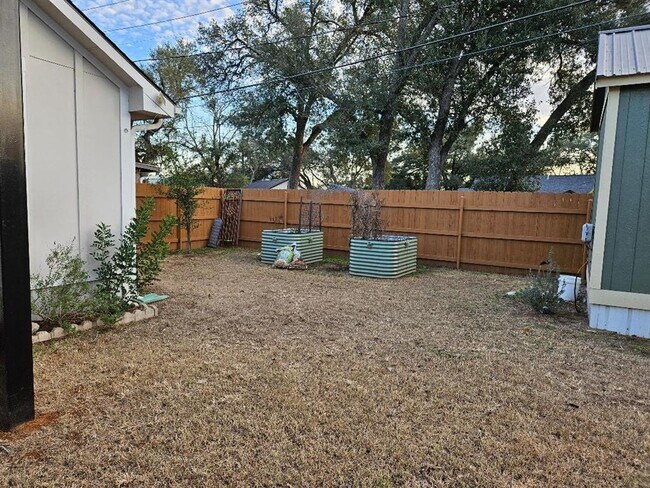 Building Photo - 110 Lexington Rd