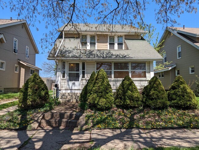 Primary Photo - Large, spacious home for rent!