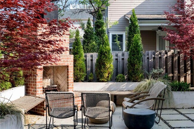 Building Photo - 582 St Charles Ave NE