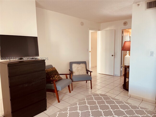Building Photo - 2555 Collins Ave
