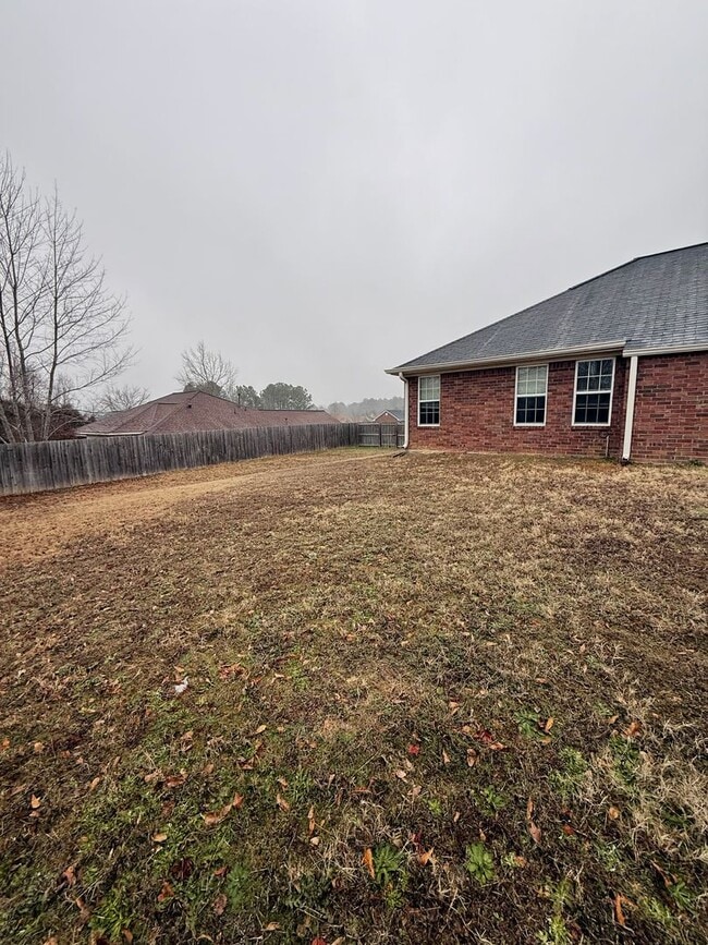 Building Photo - HOME FOR LEASE 4 BR 2 BATH RANCHSTYLE  SPLIT FLOOR PLAN AND OPEN  LARGE  FENCED BACKYARD  CONVENI...