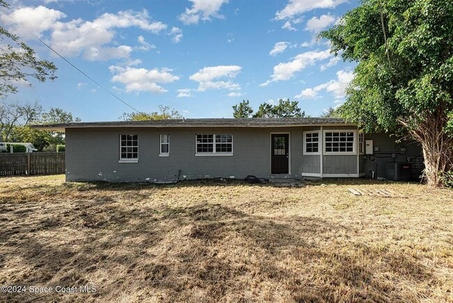 Building Photo - 1885 Golfview Dr