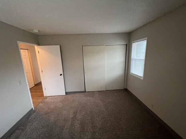 Building Photo - 2609 Irving Ct