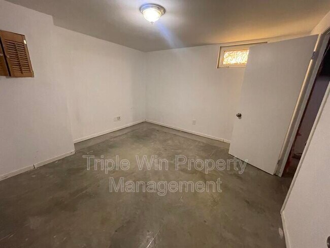 Building Photo - 5 Westdell Dr