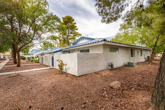 Building Photo - 2117 Willowbury Dr