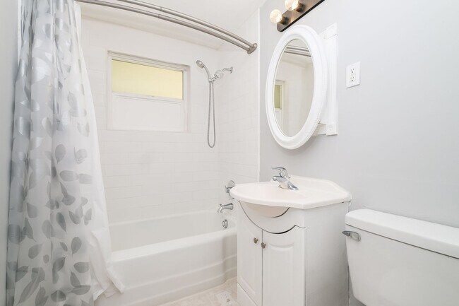 Building Photo - Comfort and Convenience Meet in this 4 Bedroom Burien Home.