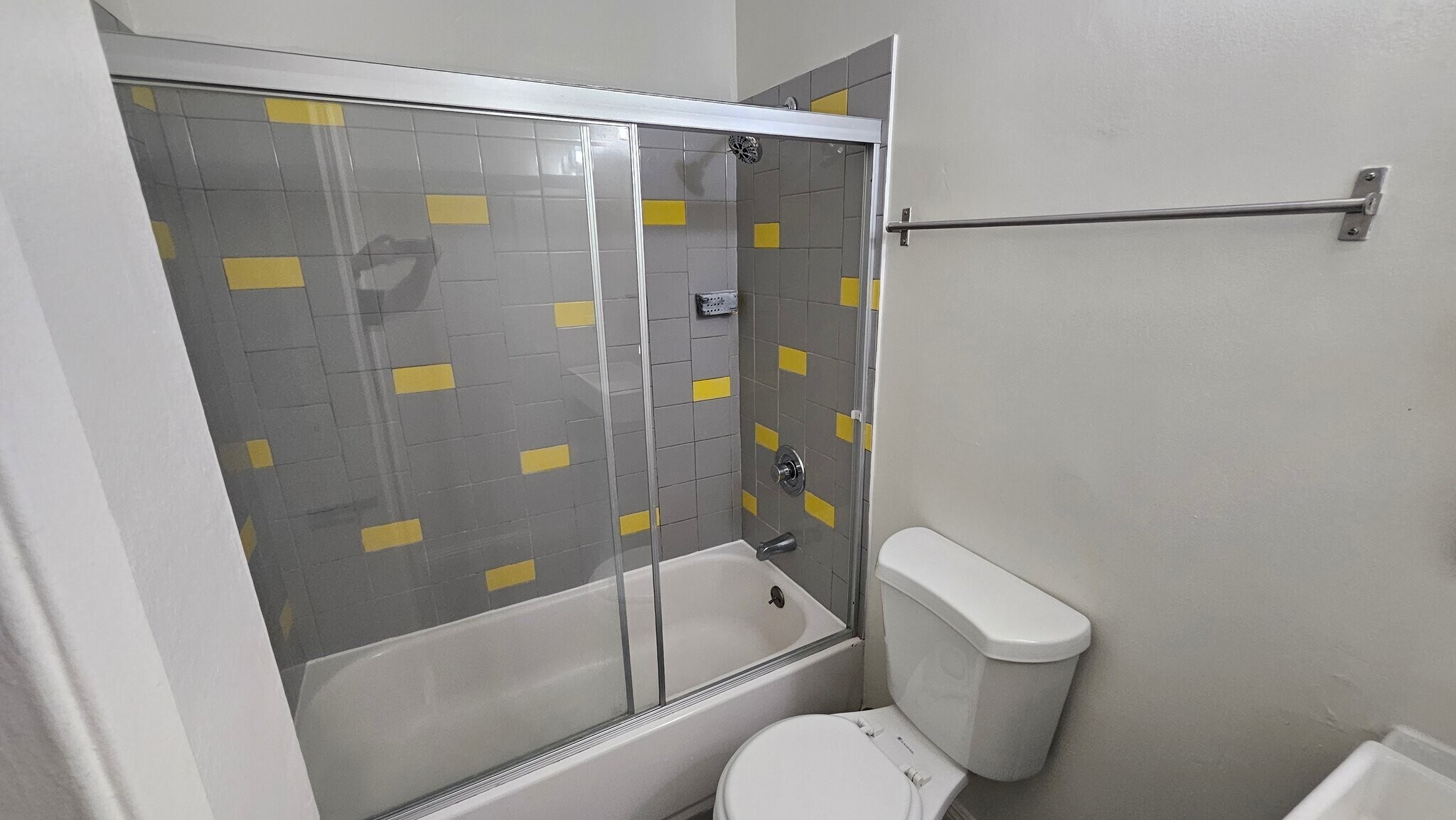 Building Photo - 933 S Gramercy Dr