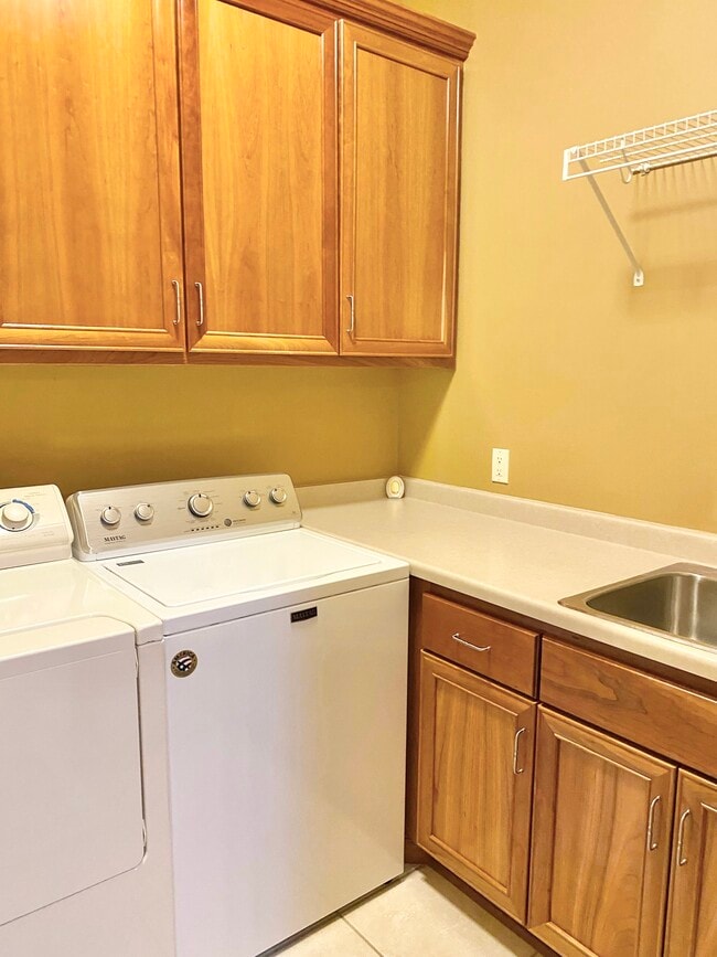 Building Photo - 3844 Linden Dr E