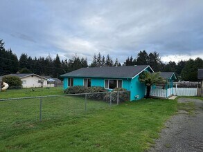 Building Photo - Large, fenced, sunny yard. 3/1.5 in  Azalea Hill location in McKinleyville
