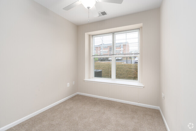 3BR, 2BA - 979SF - Parkway Overlook