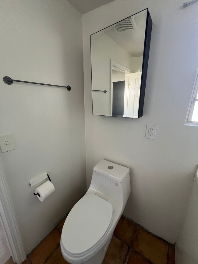 Building Photo - 1725 Kent St