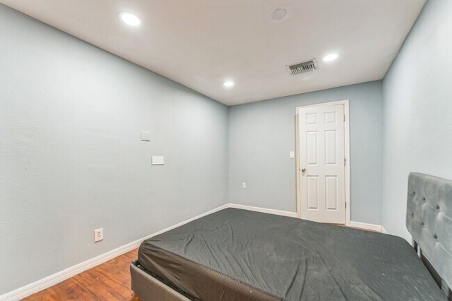 Building Photo - 465 Rio Grande Ln