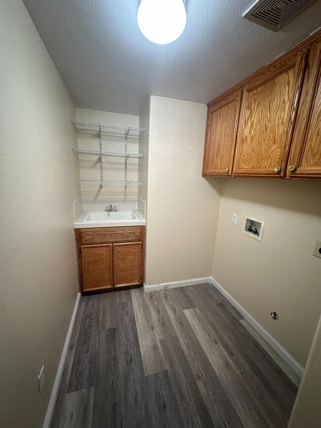 Building Photo - 5560 N Ellendale Ave