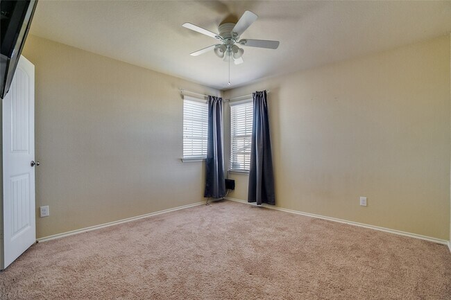 Building Photo - 301 Plum Dr