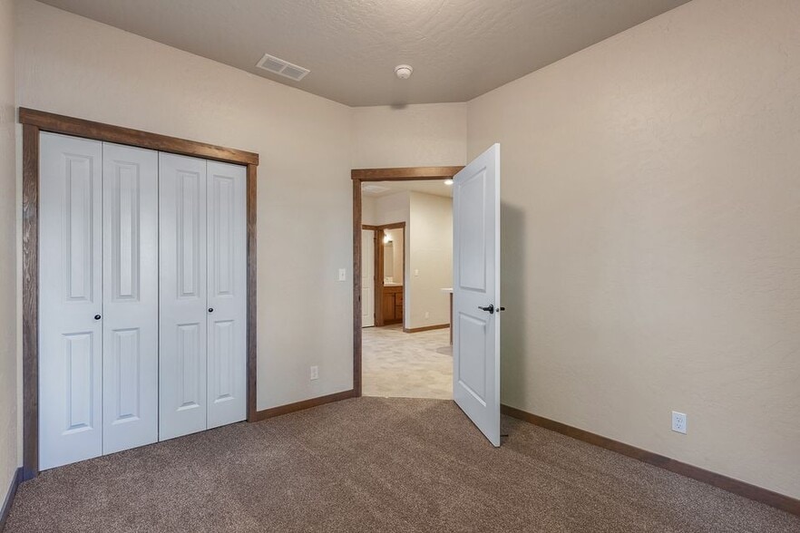 Building Photo - 408 W Davidson Ave