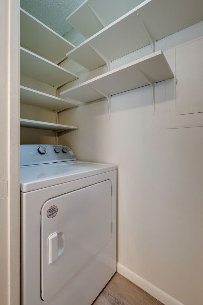 Building Photo - Beautifully renovated 1 bed, 1 bath Condo ...