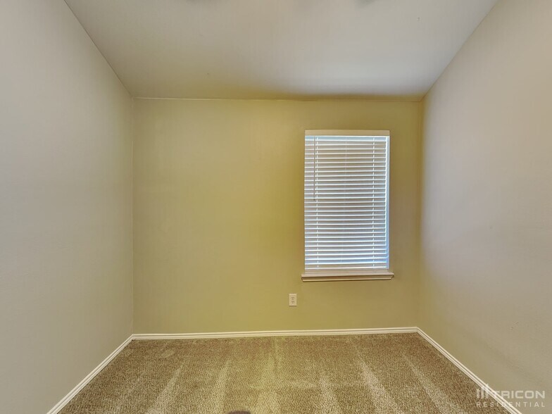 Building Photo - 2544 Taos Dr