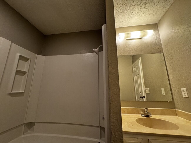 Building Photo - Duplex Located West Of University Near Par...