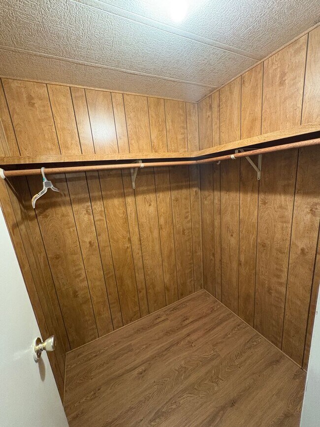 Building Photo - Pleasant Country Home Available Now!