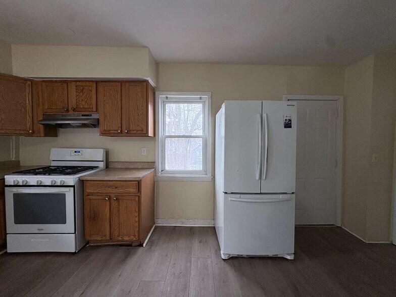 Building Photo - 220 Lenox St