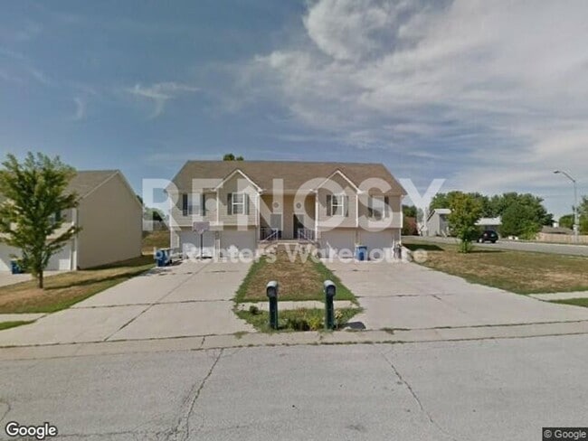 Building Photo - Cute 3 Bed, 2 full bath Townhome in Liberty