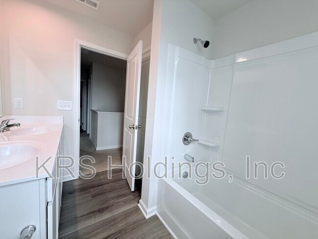 Building Photo - 379 Hunting Wood Dr