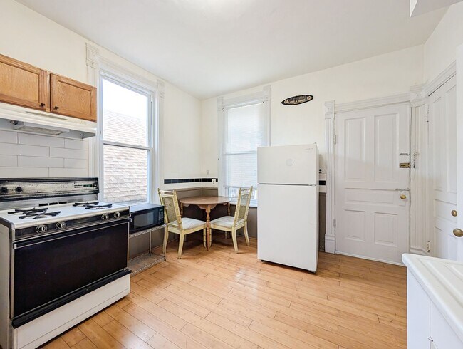 Building Photo - 2025 W Coulter St