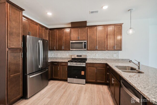 Building Photo - 628 Sadie Cir