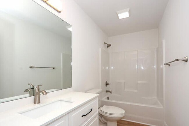 Building Photo - Luxury Townhouse in Sherrills Ford