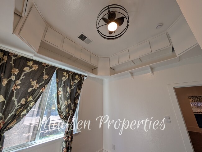 Building Photo - 604 Orient St
