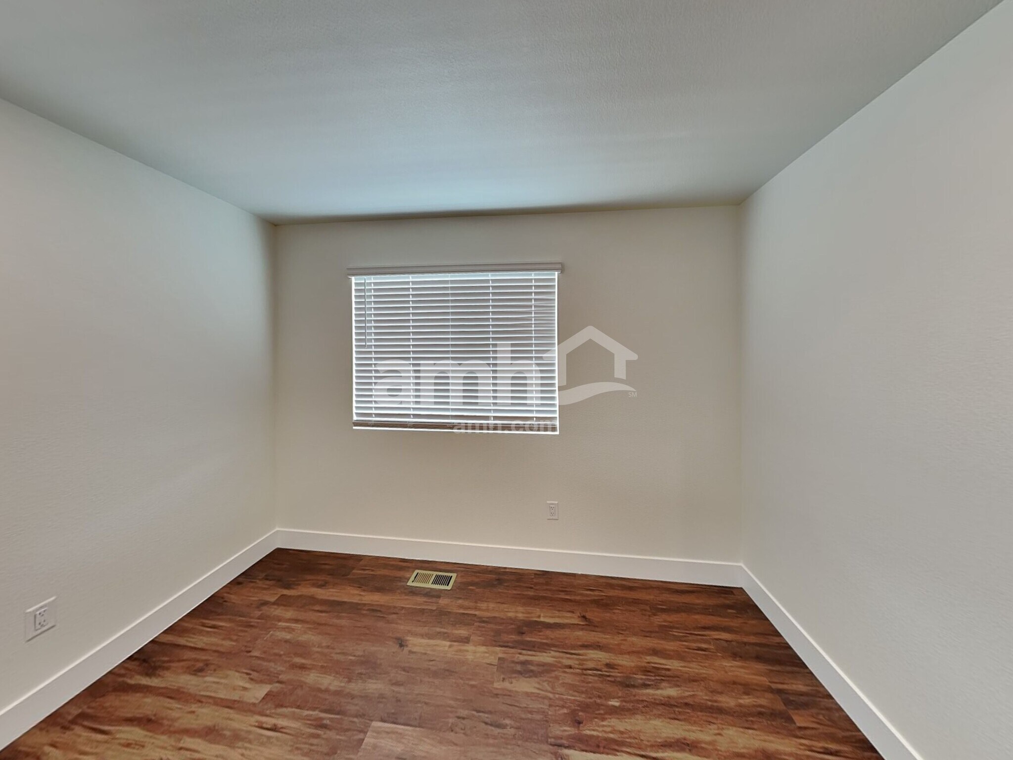 Building Photo - 818 S Oak St