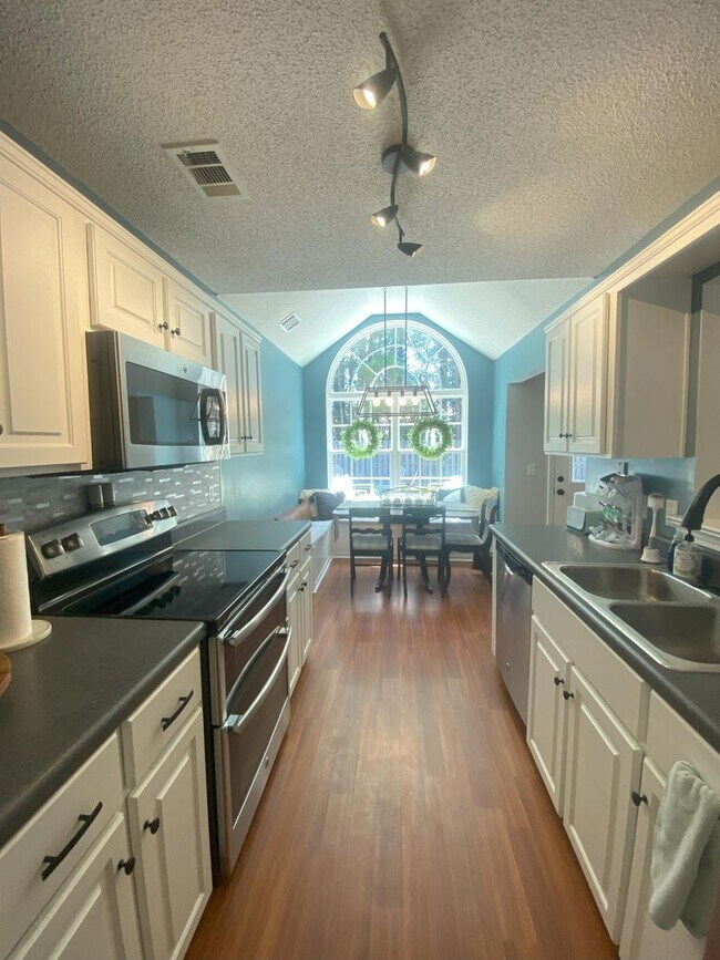 Building Photo - Beautiful 3 Bedroom Home with Fireplace & Private Backyard in Pooler