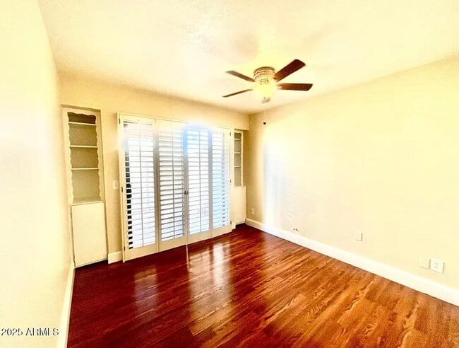 Building Photo - 861 E Lola Dr