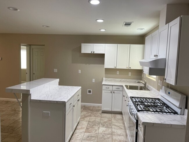 Building Photo - 354 1/2 S. G ST- 3 BEDROOM 1 BATH- EXETER