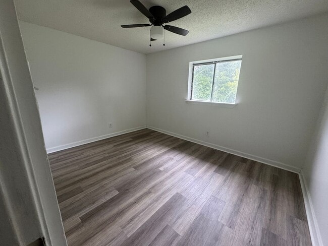 Building Photo - 2 Bedroom one bath