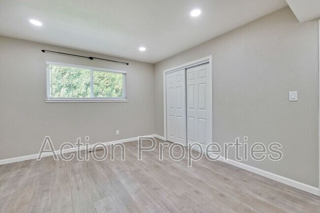 Building Photo - 560 Firloch Ave