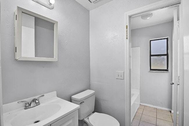 Building Photo - Move-In Ready 3-Bedroom Home with Spacious...