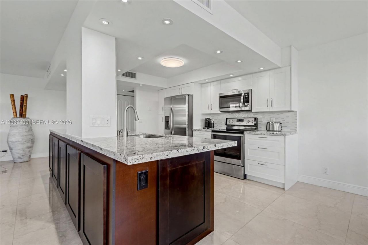 Building Photo - 2017 S Ocean Dr