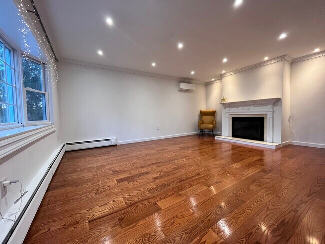 Building Photo - 158 Jelliff Mill Rd