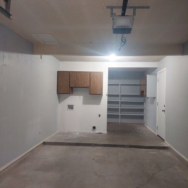 Building Photo - Welcome Home ! 3 bedroom 1.5 bath rental -DUPLEX