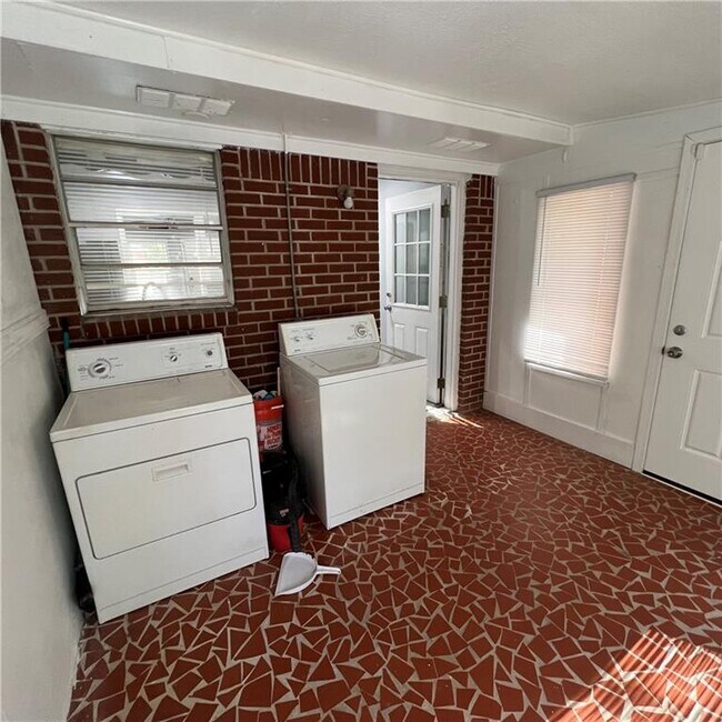 Building Photo - 1083 Center St SW